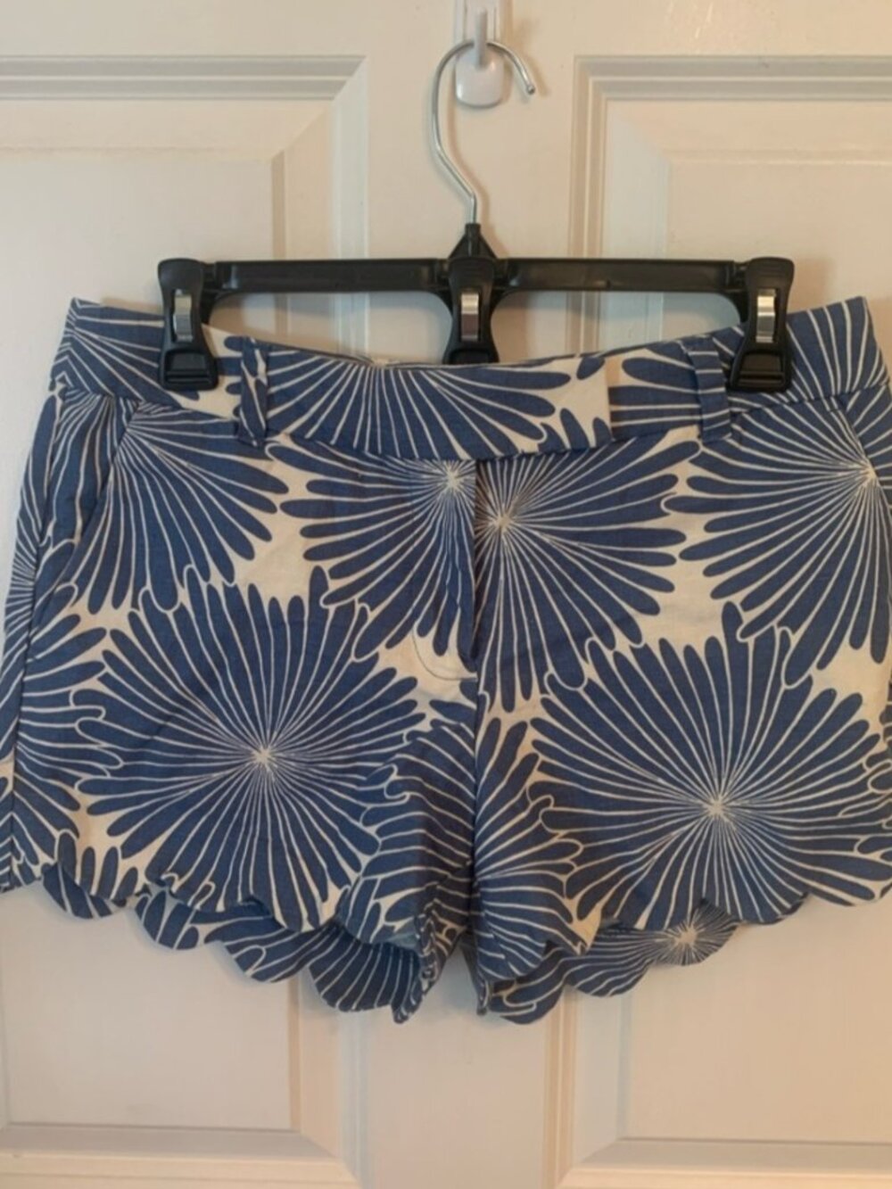 women's shorts size 4 scalloped hem blue and cream.